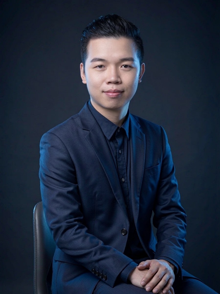 吴玉章 · UI / AI / UX 设计师 职业形象照